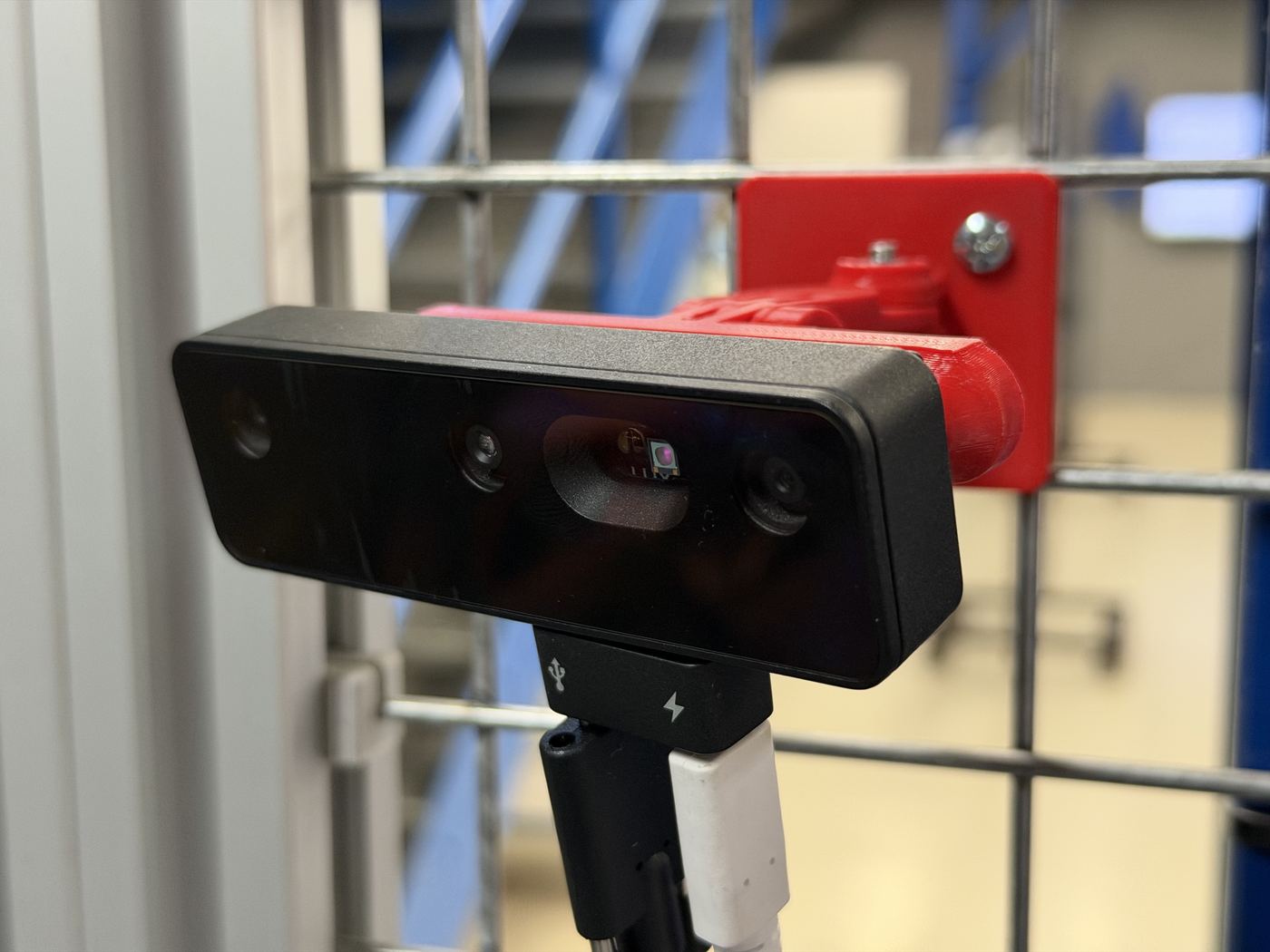 OAK-Kamera auf selbst konstruierter, 3D-gedruckter Halterung am Gitterrahmen der Beflammzelle